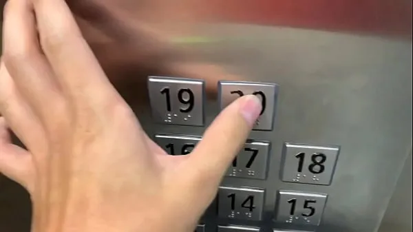 Frische Sex in der Öffentlichkeit, im Aufzug mit einem Fremden und sie erwischen uns Clips Clips