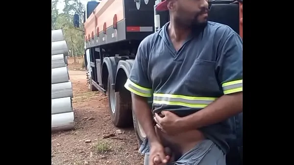 Clipes de Worker Masturbating on Construction Site Hidden Behind the Company Truck frescos