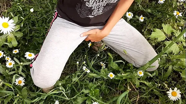 Friss I spy on my neighbor masturbating in the daisies - Girls fly orgasm klip Klipek