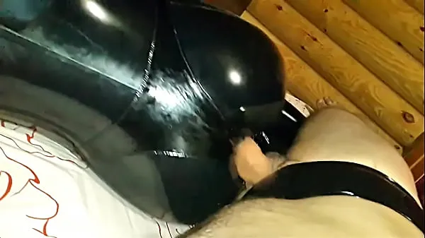 Frische Ich ficke den dicken Arsch meiner Frau in einem schwarzen Latex-Catsuit zu Hause Clips Clips